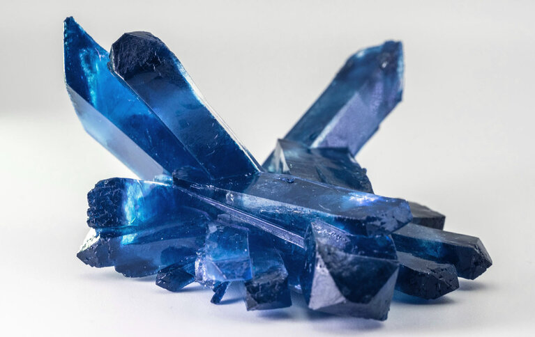 Saphir – Geschichte und Mineralogie des blauen Edelsteins